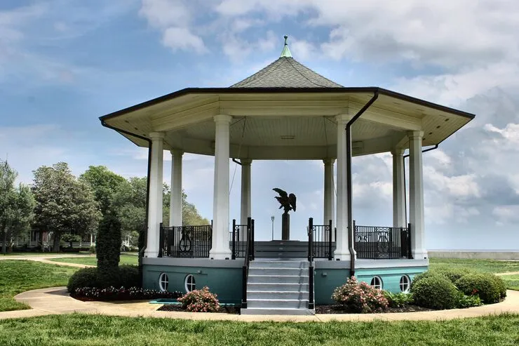 gazebo-against-cloudy-sky_104894